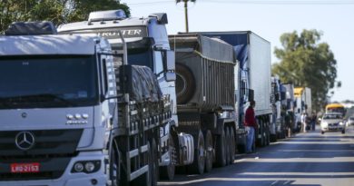 Grupos de caminhoneiros decidem por paralisação no dia 29 Grupos de caminhoneiros decidem por paralisação no dia 29